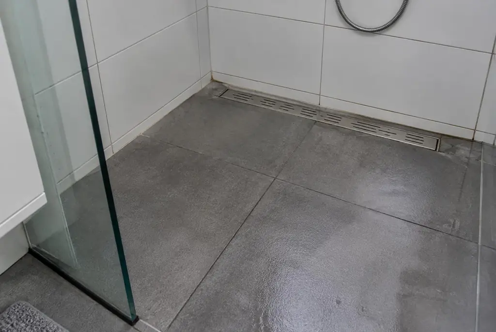 Lekdetectie Hoogeveen – lekkende inloopdouche met natte voegen