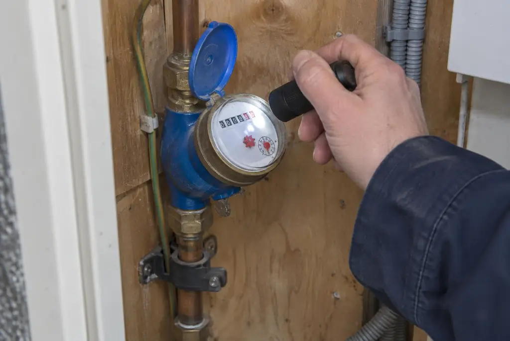 Lekdetectie Hoogeveen – watermeter in de meterkast controleren met een zaklamp